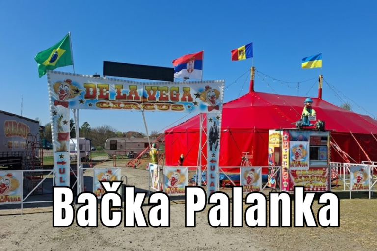 Ulaz i velika crvena šatra Cirkusa Delavega u Bačkoj Palanci.